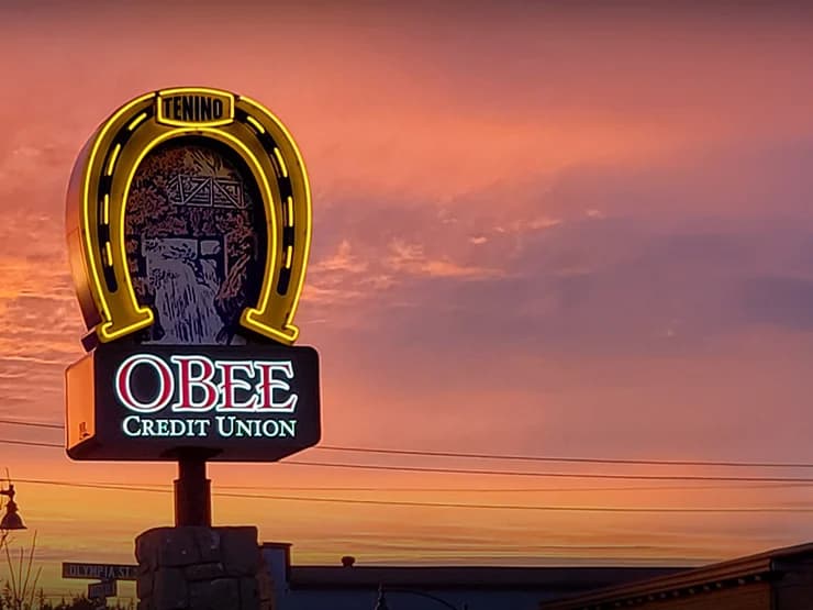The O Bee Credit Union horseshoe sign in Tenino at sunset